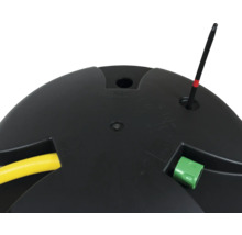 Detailansicht einer Kabeltrommel mit Kabel und Stecker
