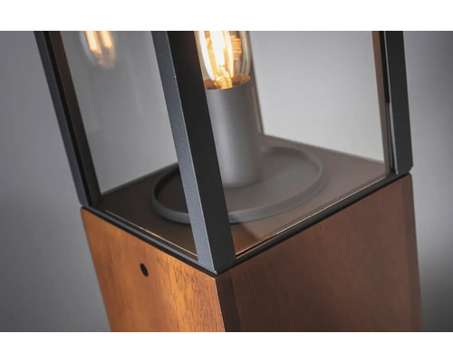 Detailaufnahme einer Wegeleuchte mit Glaseinsatz und Holzelementen