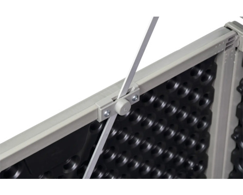 Detailansicht einer Gerätehauswand mit Rahmen und Strebe