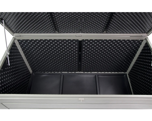 Innenansicht einer geöffneten Gerätebox mit Stauraum