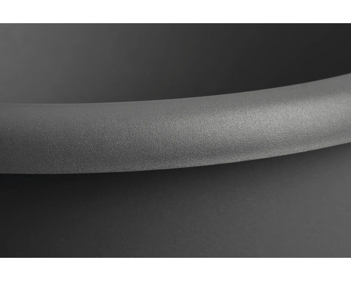 Detailaufnahme eines runden, schwarzen Pflanzgefäßes.