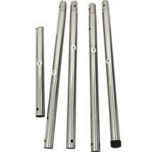 Mehrere silberne Metallrohre mit Löchern