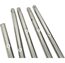 Mehrere silberfarbene Metallstangen mit Nummernaufklebern.