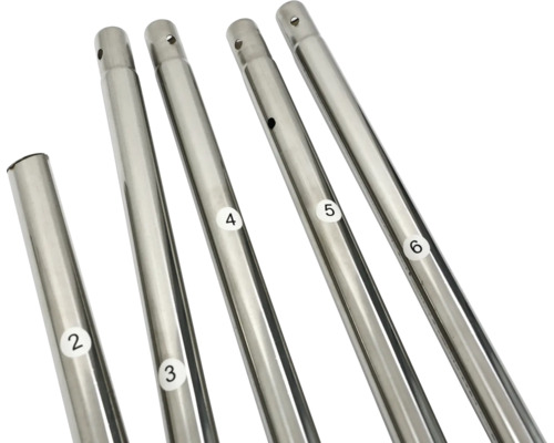 Mehrere silberfarbene Metallstangen mit Nummernaufklebern.