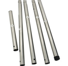 Mehrere silberfarbene Metallstangen unterschiedlicher Länge mit Löchern und Nummern