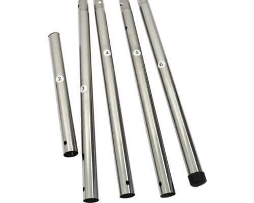 Mehrere silberfarbene Metallstangen unterschiedlicher Länge mit Löchern und Nummern