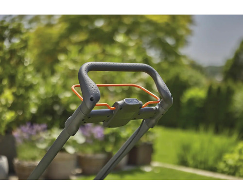 Detailansicht des Griffs eines Rasenmähers