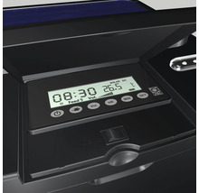 Detailansicht eines schwarzen Futterautomaten mit digitalem Display, das die Uhrzeit und Temperatur anzeigt