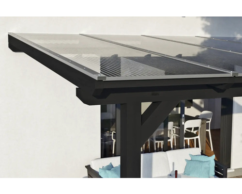 Detailansicht einer Terrassenüberdachung mit transparenten Paneelen und dunklen Rahmen
