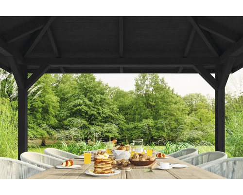 Gartenszene unter einer Holzpergola mit gedecktem Tisch und Blick in den Garten