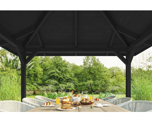 Gartenszene mit Pavillon, Esstisch und Stühlen im Freien