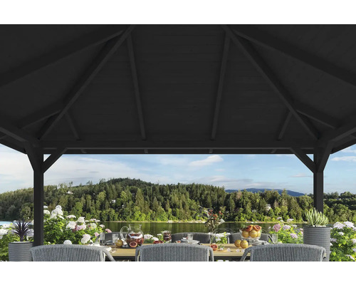 Szene unter einem Pavillon mit gedecktem Tisch und Blick auf einen See