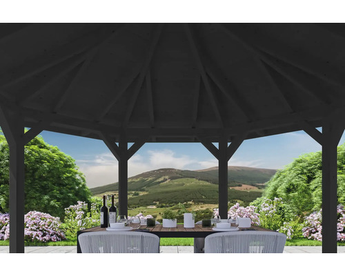 Szene in einem Gartenpavillon mit gedecktem Tisch und Blick in die Natur