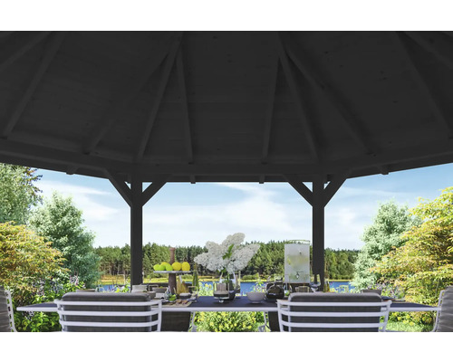 Blick von unter einem Gartenpavillon auf einen gedeckten Tisch mit Seeblick