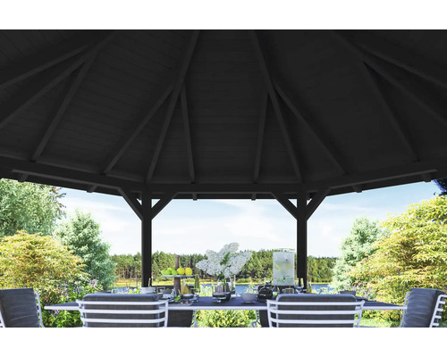 Innenansicht eines Gartenpavillons mit Holzdach und Esstisch