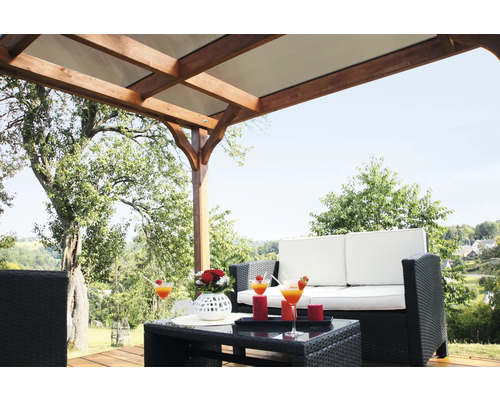 Überdachte Terrasse mit Gartenmöbeln und Dekoration