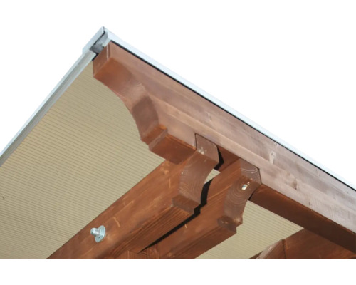 Detailansicht einer Holzpergola mit Dach
