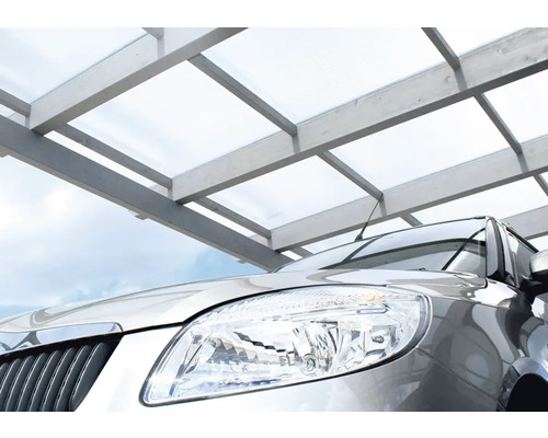Ein Auto steht unter einem Carport mit transparenter Überdachung.