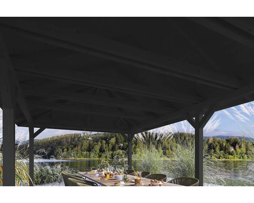 Holzpavillon mit Tisch und Stühlen im Außenbereich mit Blick auf den See