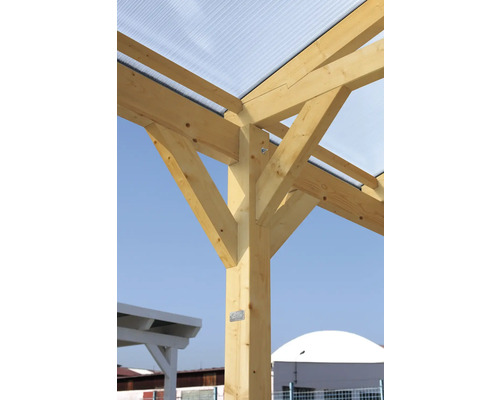 Detailansicht eines Holzcarports mit transparentem Dach