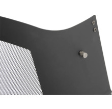 Detailansicht einer Ofenverkleidung mit Schrauben und Gitter