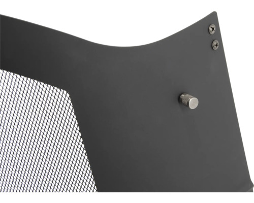 Detailansicht einer Ofenverkleidung mit Schrauben und Gitter