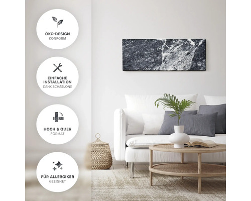 Wohnzimmer mit Sofa, Tisch und Wandbild in Marmoroptik. Ökodesign konform. Einfache Installation dank Schablone. Hoch und Querformat. Für Allergiker geeignet.