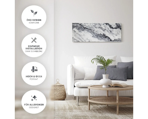 Wohnzimmer mit Sofa, Tisch und Wandbild mit Öko Design, einfacher Installation dank Schablone, geeignet für Hoch und Querformat und Allergiker.