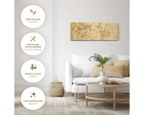Wohnzimmer mit Wandpaneel, Sofa, Tisch und Dekorationsgegenständen. Symbole weisen auf ökologisches Design, einfache Installation, variable Formate und Eignung für Allergiker hin.