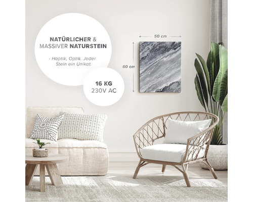 Wohnzimmer mit Sofa, Sessel und einem 50 mal 60 Zentimeter großen Naturstein Wandbild