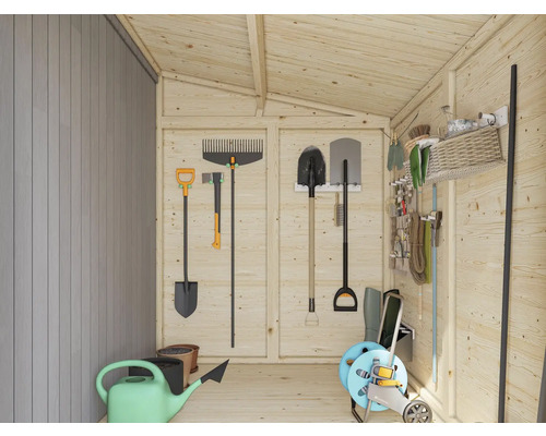 Innenansicht eines Gartenhauses mit verschiedenen Gartengeräten wie Schaufeln, Rechen, Gießkanne und Schlauchwagen.