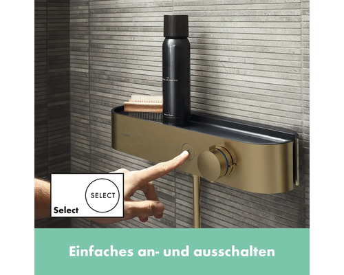 Nahaufnahme eines Duschregals mit Duschgel und Bürste, der Finger drückt einen Knopf zur einfachen Bedienung.