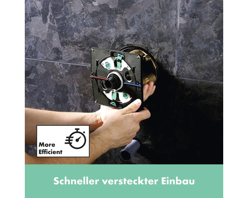 Installation einer Unterputzarmatur durch einen Installateur im Badezimmer