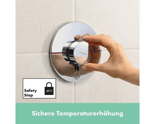 Frauenhand bedient Duschthermostat von Hansgrohe mit Sicherheitssperre