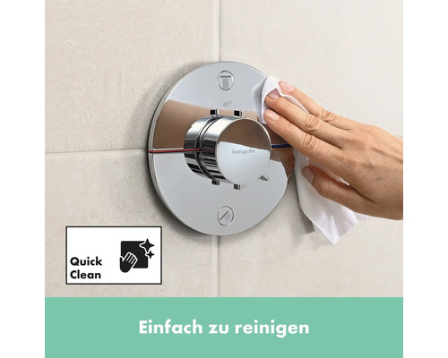 Frau reinigt Hansgrohe Thermostatarmatur im Badezimmer