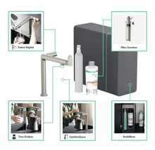 Hansgrohe Aquno Select M81 Spültischarmatur mit SodaBase Wassersprudelsystem und Zubehör dargestellt.