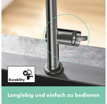Detail einer Küchenarmatur aus Metall mit Einhebelmischer und dem Symbol für Langlebigkeit.