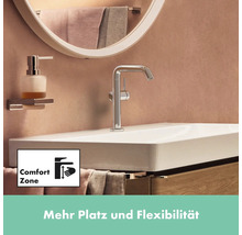 Waschtisch mit Armatur und Seifenspender im Badezimmer