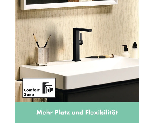 Waschbecken mit schwarzer Armatur