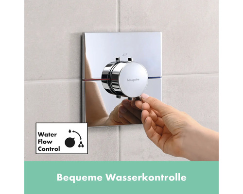 Nahaufnahme eines Hansgrohe Unterputz-Thermostats mit einer Hand, die den Wasserfluss reguliert