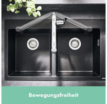 Doppelspüle aus schwarzem Material mit schwenkbarer Armatur
