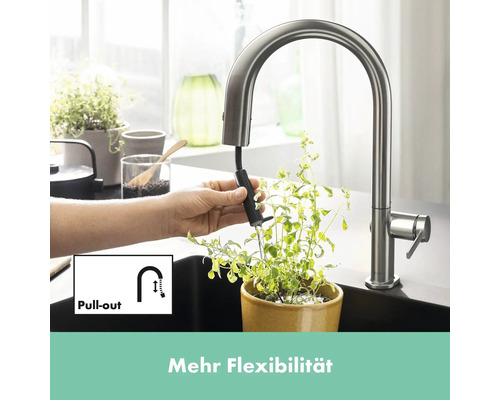 Küchenarmatur mit Ausziehfunktion beim Befüllen eines Blumentopfes