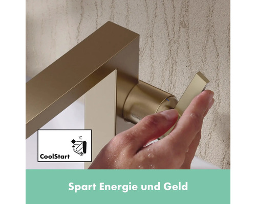 Nahaufnahme einer Hand, die einen Hansgrohe Wasserhahn mit CoolStart Funktion bedient, um Energie zu sparen.