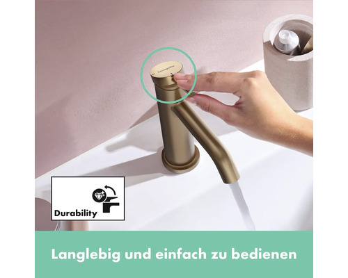 Aufnahme einer Person, die einen bronzefarbenen Hansgrohe Wasserhahn bedient, mit Fokus auf Haltbarkeit