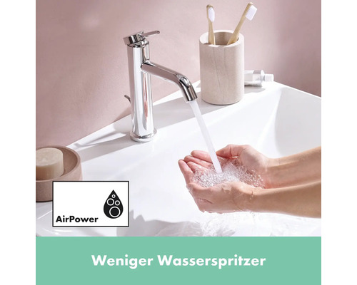 Aufnahme eines Badezimmers mit einem Waschbecken, einem Wasserhahn, der Wasser spendet, und dem AirPower-Symbol für weniger Wasserspritzer