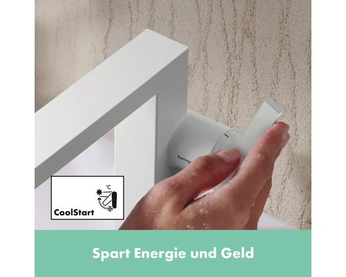 Nahaufnahme einer Hand, die einen weissen Wasserhahn mit CoolStart-Funktion bedient, um Energie zu sparen.