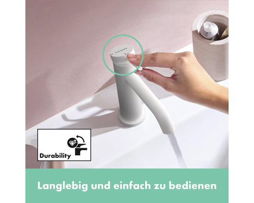 Einhandmischer mit Bedienung durch eine Person am Waschbecken, Symbol für Langlebigkeit