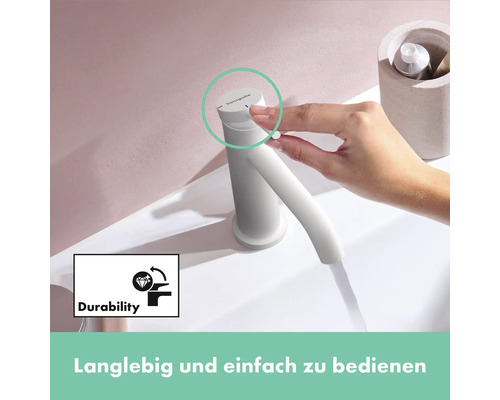 Nahaufnahme einer Hand, die einen weissen Wasserhahn in einem Badezimmer bedient. Das Bild zeigt die Langlebigkeit des Produkts.