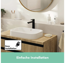 Waschbecken mit Unterschrank und Armatur im Badezimmer