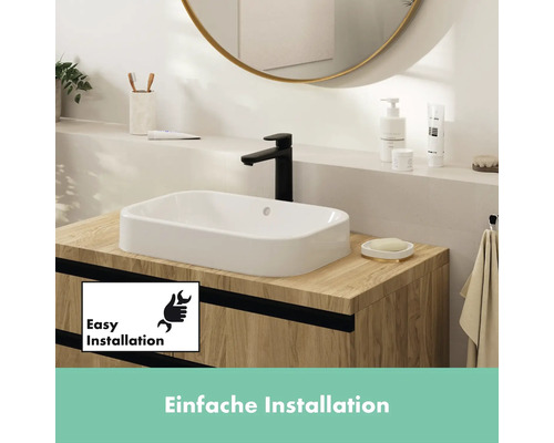 Waschbecken mit Unterschrank und Armatur im Badezimmer